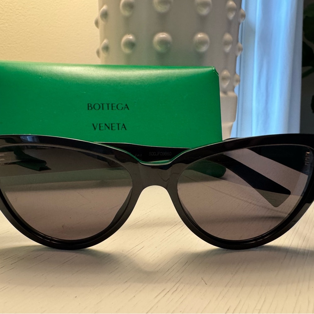 Bottega Veneta Black Cat-Eye Sunglasses with Gradient Lenses